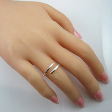 Load image into Gallery viewer, Classic silver ring
